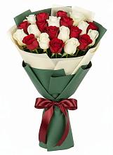 Букет Микс из красных и белых роз в Чебоксарах