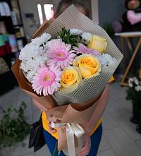 Букет цветов из:  Герберы, Розы и Хризантемы в Чебоксарах