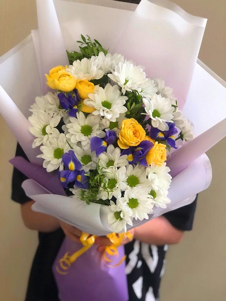 Букет цветов из: Ирисы, Хризантемы и Розы в Чебоксарах