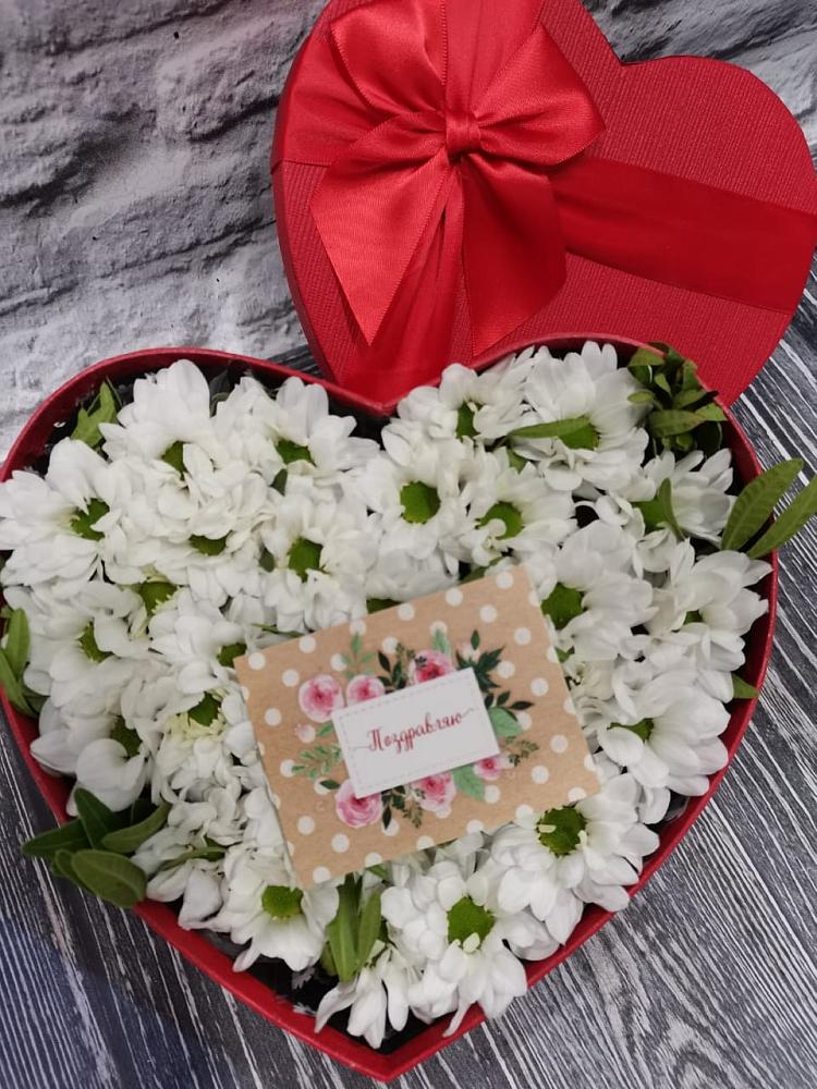 Композиция сплетение судьбы в Чебоксарах Цветочная композиция из Хризантемы в виде сердца в Чебоксарах