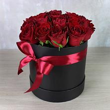 Цветочная композиция из Розы в шляпной коробке в Чебоксарах